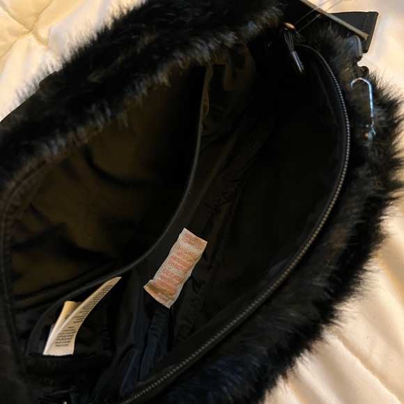 Brand New with Tags Authentic Supreme / North Face Black Fur Waist Bag - Picture 3 of 5